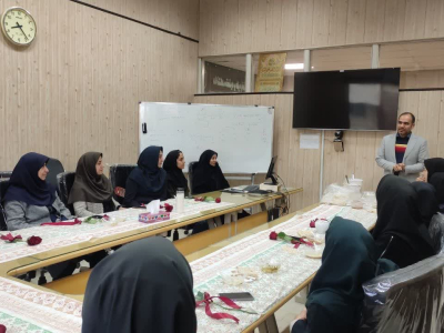 بمناسبت ولادت حضرت فاطمه (س) و بزرگداشت روز مادر و روز زن با حضور رییس دانشکده جناب آقای دکتر روحانی، صبحانه دورهمی و با اهدا شاخه گل و لوح تقدیر  به خانمهای محترم دانشکده و همچنین بمناسبت هفته پژوهش از همکاران پژوهشی  تقدیر و تشکر بعمل آمد .