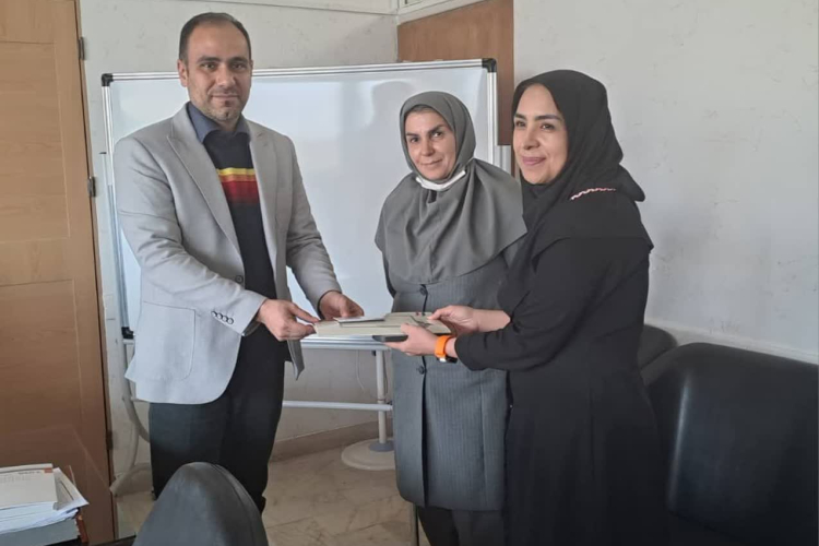 بمناسبت روز حسابدار با حضور رییس دانشکده جناب آقای دکتر ر وحانی و خانم دکتر اسفندیاری معاون مالی اداری دانشکده ، ضمن تشکر و تقدیر از زحمات خانم راضیه یاوری بعنوان حسابدار منتخب پردیس دانشگاه  لوح تقدیر به همراه هدیه ای به ایشان تقدیم شد. با آرزوی سلامتی و موفقیت روزافزون سرکار خانم یاوری  .